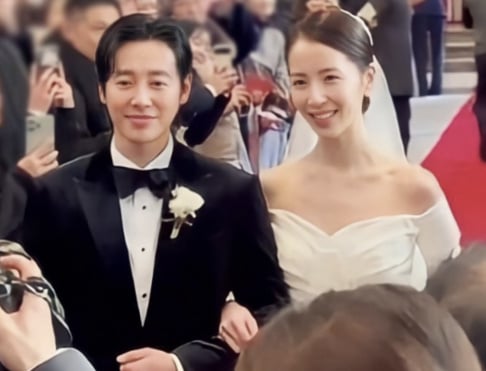 Ator Kim Dong Wook e ex-membro pré-debut do Girls’ Generation, Stella Kim, esperando o primeiro filho