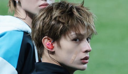 Fãs se derretem por James da CORTIS e seu novo visual com cabelo loiro sujo