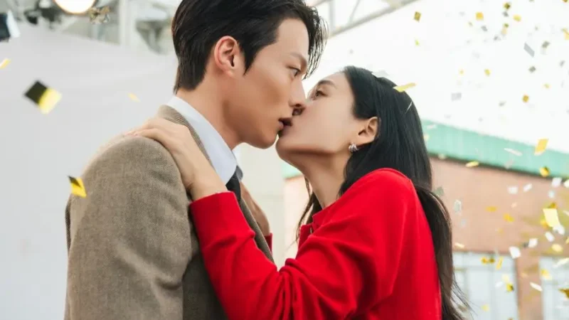 Jang Ki Yong e Ahn Eun Jin ficam de olhos arregalados enquanto faíscas voam em seu beijo surpresa em ‘Dynamite Kiss’