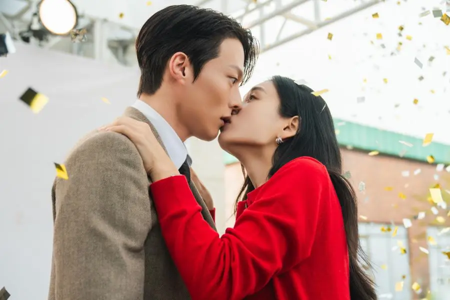 Jang Ki Yong e Ahn Eun Jin ficam de olhos arregalados enquanto faíscas voam em seu beijo surpresa em ‘Dynamite Kiss’