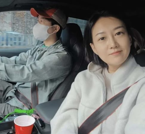 Jang Yoon Jung fala sobre recente susto de saúde, carta da filha a faz chorar