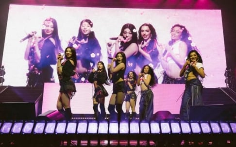 KATSEYE inicia turnê pela América do Norte com lançamento da faixa inédita ‘Internet Girl’