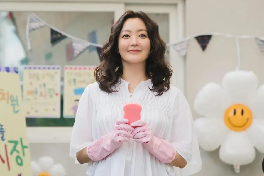 Kim Hee Sun Revive Seus Instintos de Rainha das Compras em Casa em um Mercado de Pulgas de Jardim de Infância em ‘No Next Life’