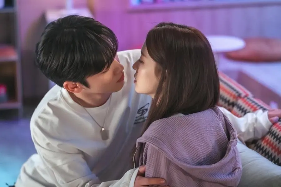 Kim Yo Han e Hwang Bo Reum Byeol estão prestes a se beijar em ‘LOVE.exe’