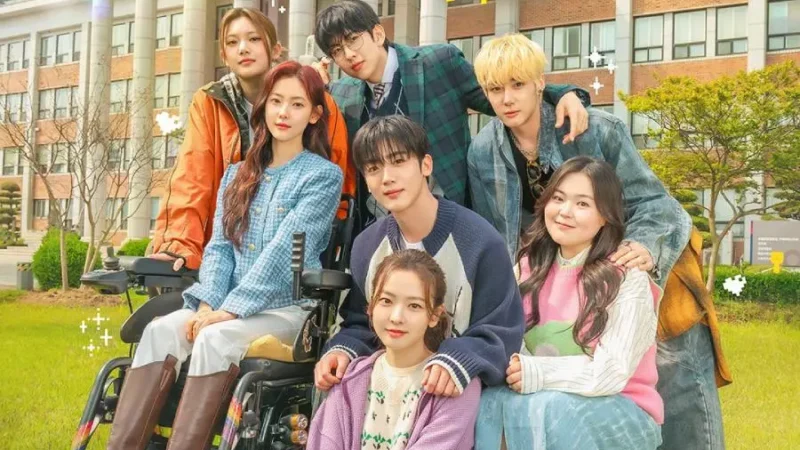 Kim Yo Han, Hwang Bo Reum Byeol e mais exibem sorrisos calorosos e joviais no novo pôster da universidade para ‘LOVE.exe’