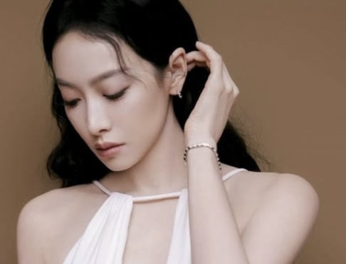 Victoria, do f(x), deslumbra em elegante vestido decotado halter-neck