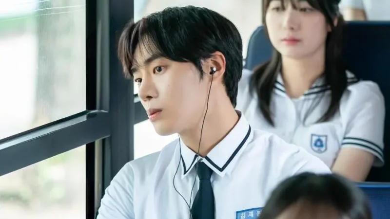 A vida escolar de Choo Young Woo: novo filme de romance revela imagens inéditas