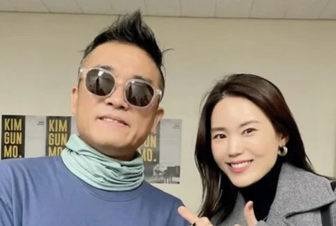 Kim Gun Mo retorna aos palcos com turnê ao vivo após seis anos de pausa