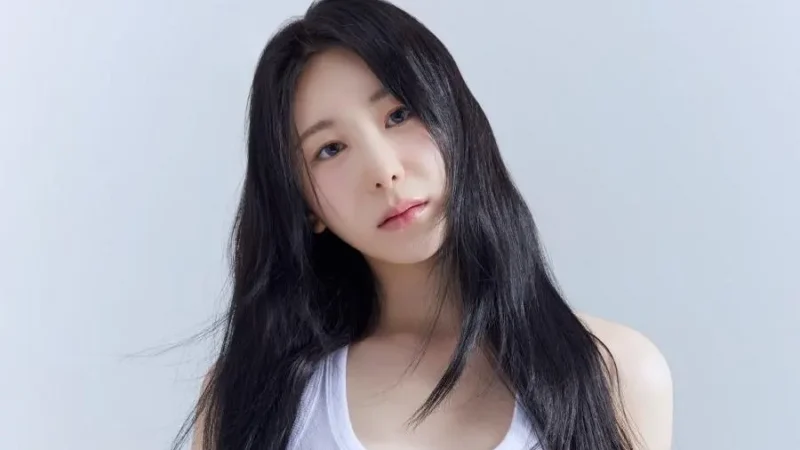 Lee Chae Yeon assina contrato com nova agência de entretenimento + Revela novas fotos de perfil