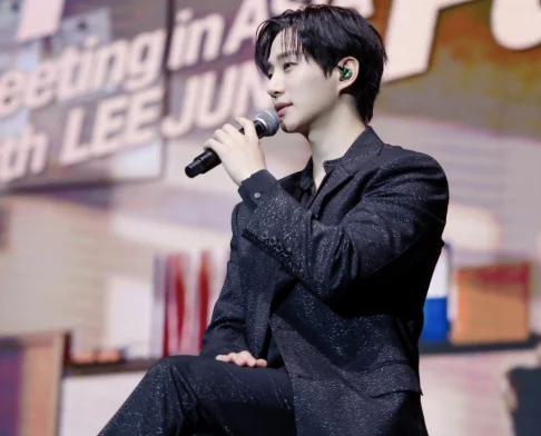 Lee Junho lidera o Netflix Korea com ‘Cashero’ e continua turnê global de encontros com fãs