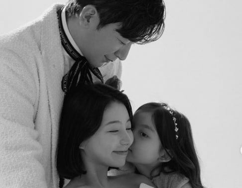 Lee Min Woo, do Shinhwa, compartilha ensaio de maternidade com a família