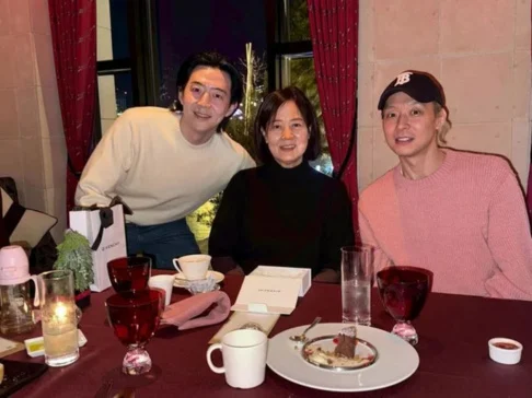Park Yoochun compartilha fotos de jantar em família e atualiza fãs sobre sua vida recente