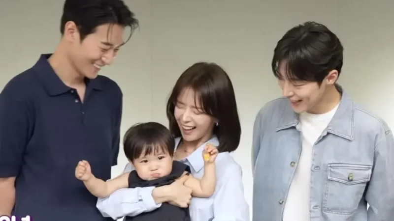Assista: Roh Jeong Eui, Bae In Hyuk e Park Seo Ham se aproximam de adorável ator infantil durante leitura de roteiro para ‘Our Universe’
