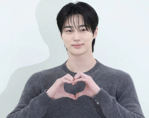 Byeon Woo Seok apoia meninas vulneráveis com doação de kits menstruais