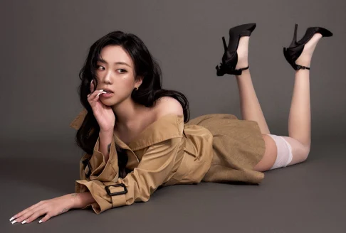 Lee Young Ji surpreende fãs com novas fotos de perfil após perder peso