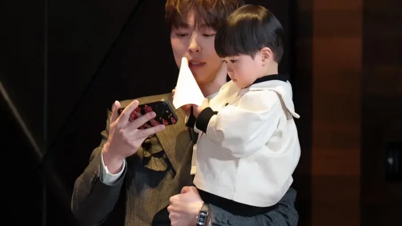 ‘Our Universe’: Bae In Hyuk Diverte-se com Ator Infantil nos Bastidores da Coletiva de Imprensa