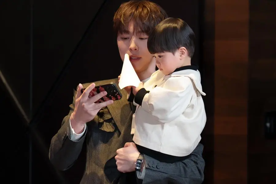 ‘Our Universe’: Bae In Hyuk Diverte-se com Ator Infantil nos Bastidores da Coletiva de Imprensa