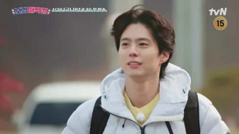 Park Bo Gum inaugura salão de cabeleireiro com amigos em novo programa de variedades