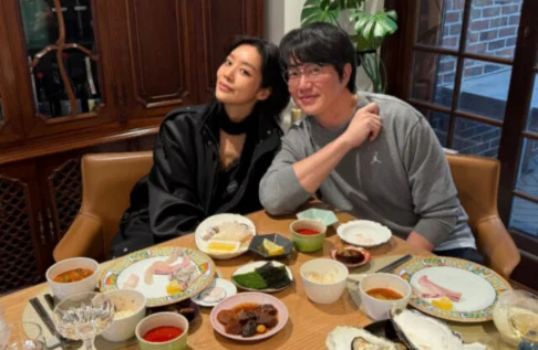 Sung Si Kyung compartilha momento especial com Cha Joo Young