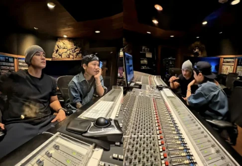 Yoo Seung Joon reaparece em público após 23 anos e provoca MV ‘HOME HOME’ com JUSTHIS