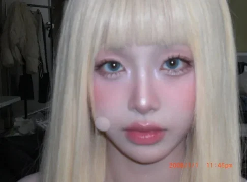 Chuu surpreende com visual de boneca em look loiro deslumbrante