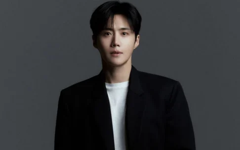 Kim Seon Ho visto ensaiando para peça teatral em meio a alegações de evasão fiscal, ingressos esgotam apesar da controvérsia