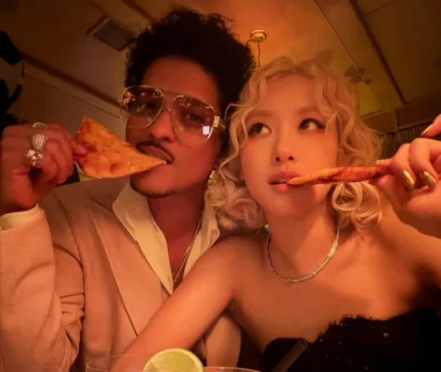 Rosé e Bruno Mars desfrutam de pizza juntos após performance no Grammy