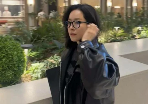 Han Ji Min surpreende com visual ousado em jaqueta de couro