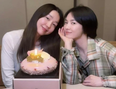Song Hye Kyo celebra aniversário de Lee Jin do Fin.K.L em prova de amizade duradoura