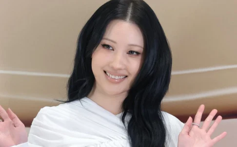 Influenciadora de maquiagem RISABAE surpreende fãs com estreia na música, declara: ‘Não sou apenas uma influenciadora’